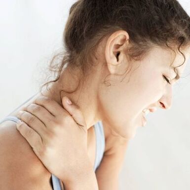Dor no pescozo nunha rapaza un síntoma de osteocondrose