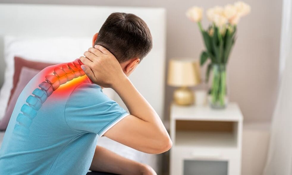 Un home está preocupado polos signos de osteocondrose cervical que precisa tratamento
