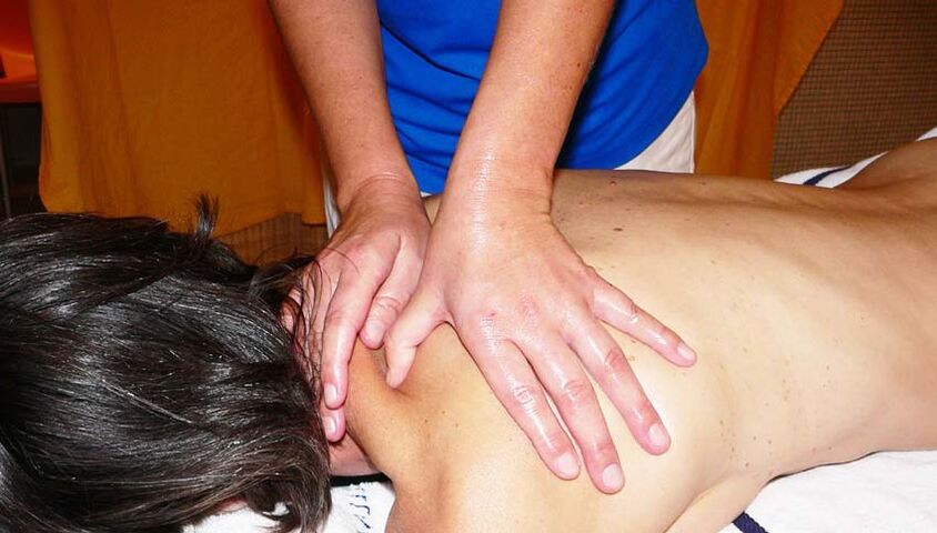 Sesión de masaxes para a osteocondosa da columna cervical